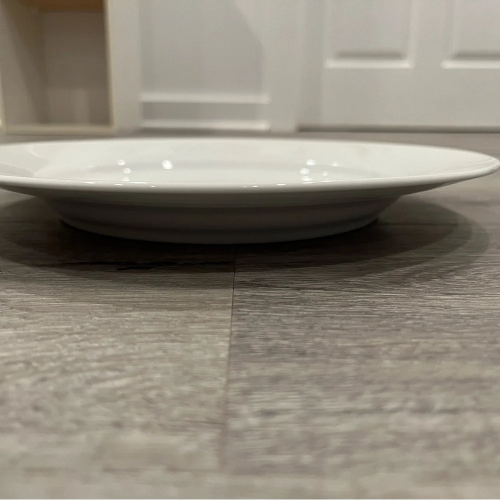 🍽️ Two Crate&Barrel 10.5 inch white dinner plates 🍽️